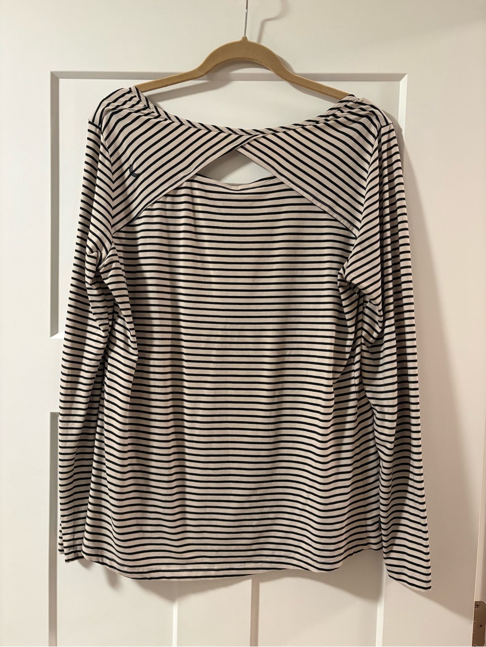 Classic Lole Black and Cream Striped Long-Sleeve Top with Twist Back, size XL
